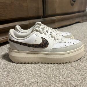 nike cheetah sneakers/tennis shoes